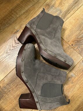 Clarks Ledella Star Chelsea Clog Boots size 8.5 gray suede biker festival boho